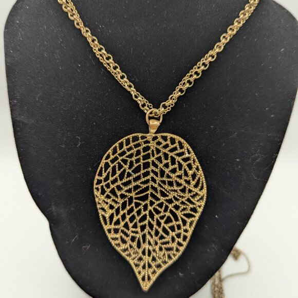 Daisy Fuentes Jewelry - Daisy Fuentes Gold Fillagree18" Leaf Necklace